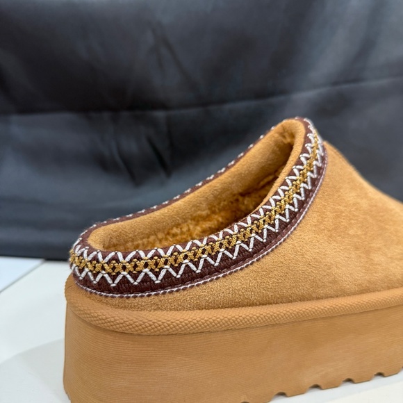 TAN  FUR PLATFORM SLIPPERS - Picture 4 of 6